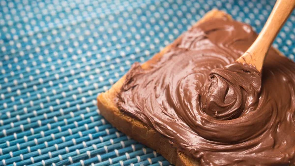 Çikolata ve kaşık kremalı tost. Tatlı yemek..
