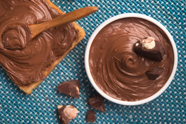 Kremalı ve çikolatalı ekmeğe sürülmüş tatlı çikolata. Üst görünüm.