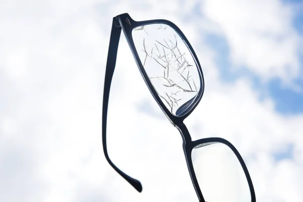 Latające Rozbite Okulary Tle Błękitnego Nieba — Zdjęcie stockowe