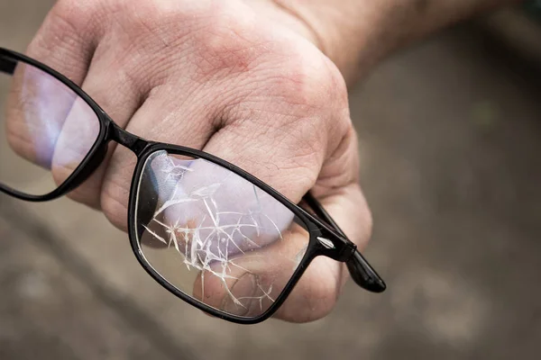 Ręka Mężczyzny Zaciśnięta Pięść Zbitymi Okularami Koncepcja Porażki Gniewu Agresji — Zdjęcie stockowe
