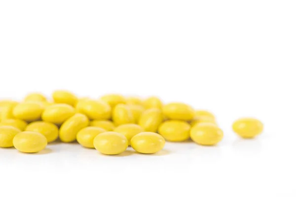 Detailní Záběr Žlutých Pilulek Izolovaných Bílém Pozadí Pohled Shora — Stock fotografie