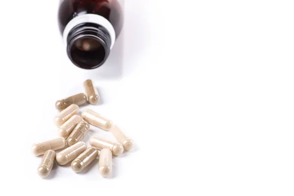 白い背景に単離された錠剤と医療用ボトル — ストック写真