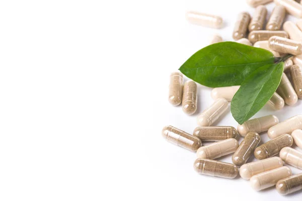 Herd Medische Pillen Capsule Met Groene Bladeren Geïsoleerd Een Witte — Stockfoto