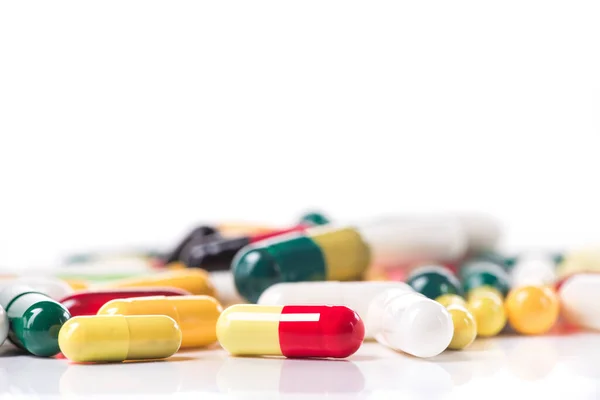 Hromada Barevných Pilulek Izolovaných Bílém Pozadí Různé Možnosti Léčby — Stock fotografie