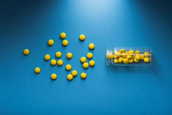 Gul Vitamin Piller Med Flaska Blå Bakgrund Ovanifrån — Stockfoto