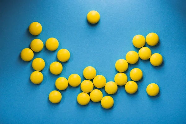 Lékařské Žluté Kulaté Pilulky Modrém Pozadí — Stock fotografie