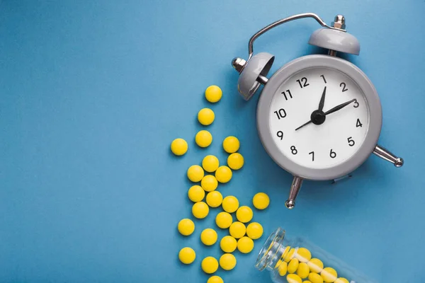 Pillole Gialle Con Orologio Tempo Sfondo Blu Ora Prendere Medicina — Foto Stock