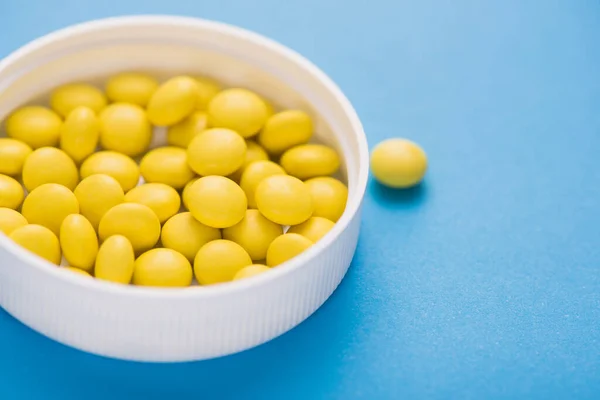 Medical Yellow Pills Blue Background — Stock Photo, Image