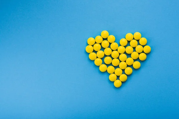 Symbol Serca Składa Się Okrągłych Żółtych Tabletek Widok Góry — Zdjęcie stockowe
