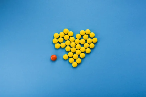 Símbolo Del Corazón Compuesto Píldoras Amarillas Redondas Vista Superior —  Fotos de Stock