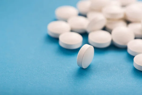 Медицинские Белые Таблетки Синем Фоне — стоковое фото