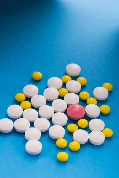 Pillole Mediche Colorate Compresse Sfondo Blu — Foto Stock