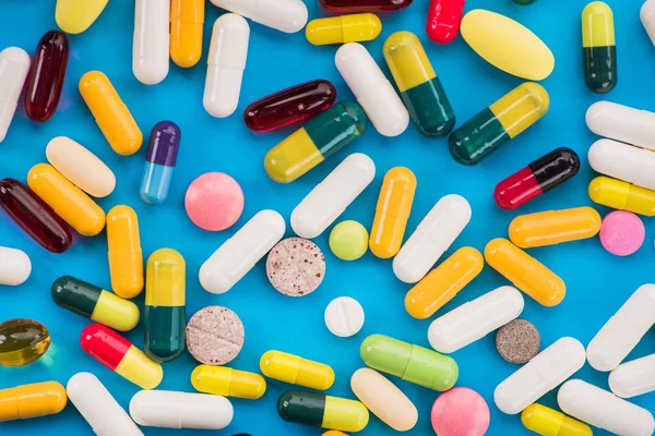 Nombreuses Pilules Capsules Colorées Sur Fond Bleu — Photo