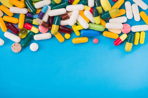 Nombreuses Pilules Capsules Colorées Sur Fond Bleu — Photo
