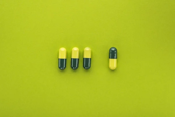 Green Yellow Medical Capsules Green Background Top View — Stock Photo, Image