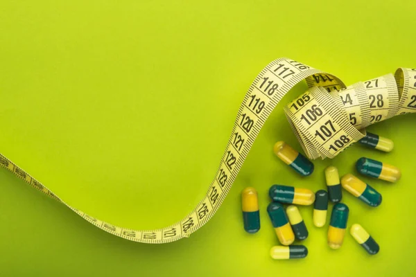 Capsula Medicinale Verde Gialla Uno Sfondo Luminoso Dieta Concetto Trattamento — Foto Stock