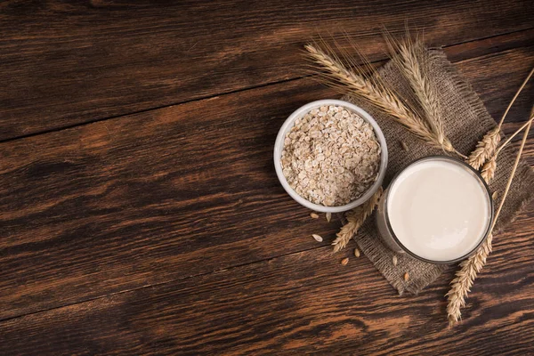 Een Glas Havermelk Havermout Een Houten Tafel Vegetarisch Dieet Concept — Stockfoto