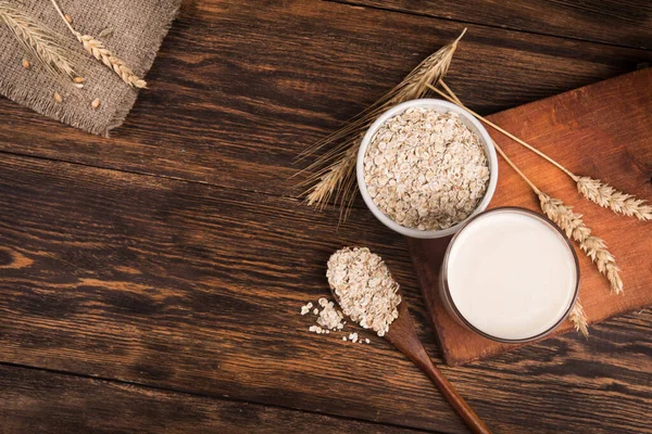 Bicchiere Latte Avena Farina Avena Cereali Tavolo Legno Dieta Vegetariana — Foto Stock