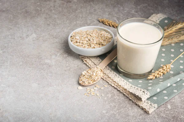 Bir bardak yağsız yulaf ezmesi sütü. vejetaryen ve organik yiyecekler.