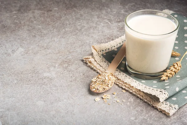 Bir bardak yağsız yulaf ezmesi sütü. vejetaryen ve organik yiyecekler. Popüler ve trend öğünü.