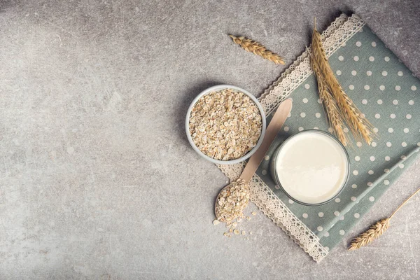 Bir bardak yağsız yulaf ezmesi sütü. vejetaryen ve organik yiyecekler. en üstteki görünüm.