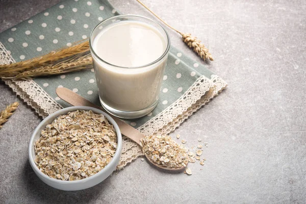 Segelas Susu Oatmeal Tipis Latar Belakang Batu Makanan Vegetarian Dan — Stok Foto