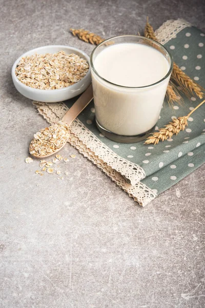 Bir bardak yağsız yulaf ezmesi sütü. vejetaryen ve organik yiyecekler.