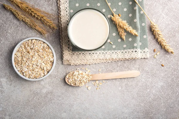 Bir bardak yağsız yulaf ezmesi sütü. vejetaryen ve organik yiyecekler. yukarıdan açı.