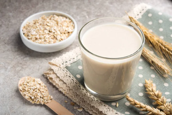 Bir bardak yağsız yulaf ezmesi sütü. vejetaryen ve organik yiyecekler.
