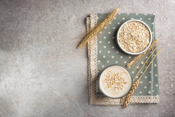 Bir bardak yağsız yulaf ezmesi sütü. vejetaryen ve organik yiyecekler. yukarıdan açı.