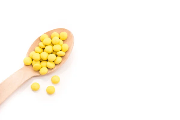 Sárga Kerek Vitamin Tabletták Kanál Elszigetelt Fehér Alapon — Stock Fotó