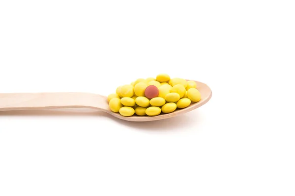 Žluté Kulaté Vitamínové Pilulky Lžíci Izolované Bílém Pozadí — Stock fotografie