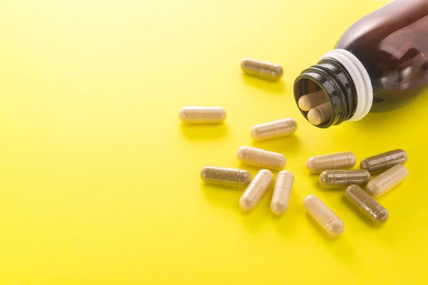 Pflanzliche Medizinische Kapsel Auf Gelbem Hintergrund Natürliche Vitaminzusätze Lebensmitteln — Stockfoto