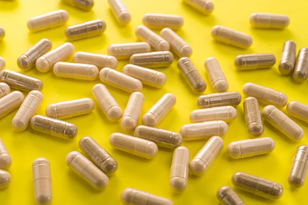 Kruidencapsule Een Gele Achtergrond Natuurlijke Vitamine Supplementen Levensmiddelen — Stockfoto