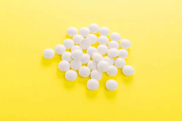 Białe Tabletki Medyczne Tabletki Żółtym Tle Widok Góry — Zdjęcie stockowe