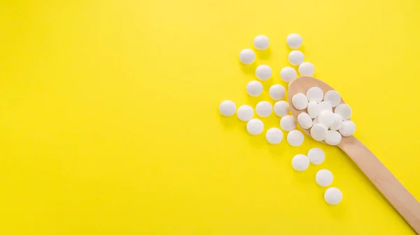 Las Pastillas Blancas Médicas Las Pastillas Cuchara Madera Sobre Fondo —  Fotos de Stock