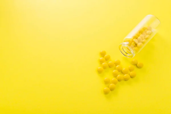 背景的黄色药丸的概念 鲜明的简约主义 — 图库照片