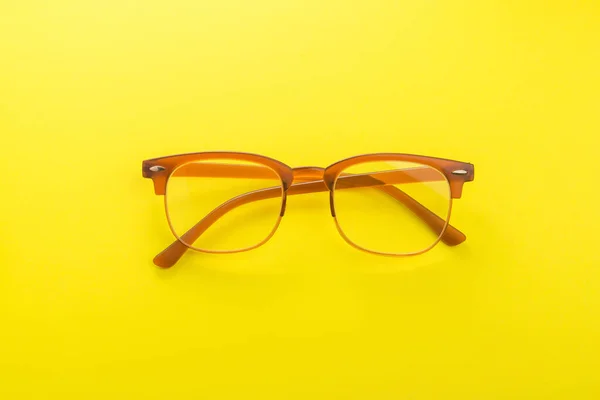 Hnědé Trendy Brýle Žlutém Pozadí Pohled Shora — Stock fotografie