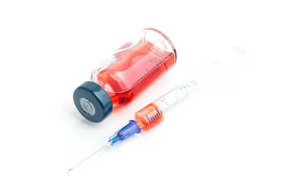 Fehér Alapon Izolált Injekciós Üveggel Ellátott Fecskendő Vakcinázás Vérvétel — Stock Fotó