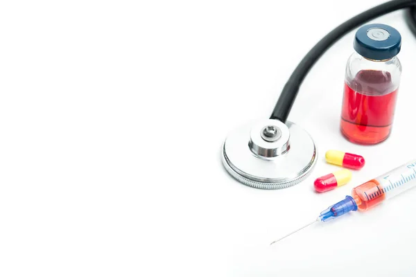 Stéthoscope Ampoule Médicament Rouge Seringue Pilules Isolées Sur Fond Blanc — Photo