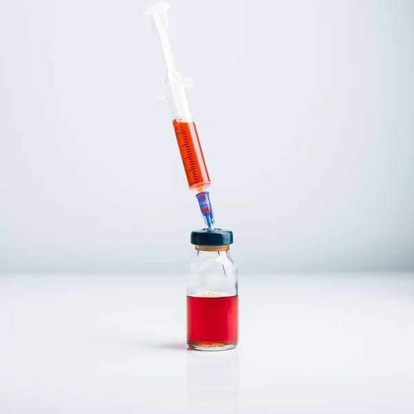Jeringa Para Inyección Ampollas Medicamento Sobre Fondo Blanco Vacunación Contra —  Fotos de Stock