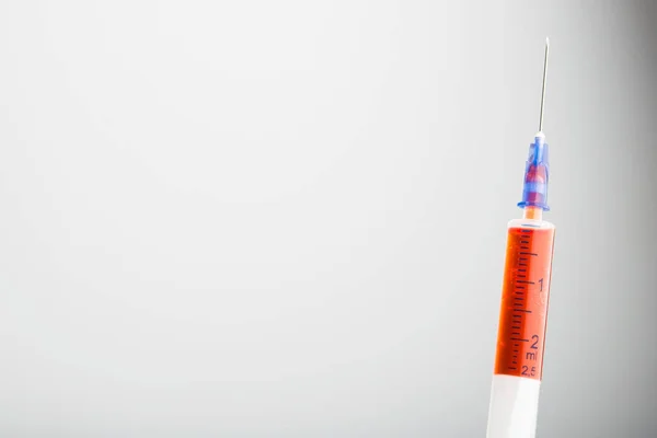 Beyaz Bir Arka Planda Enjeksiyonlu Şırınga Aşı Kan Örnekleri — Stok fotoğraf