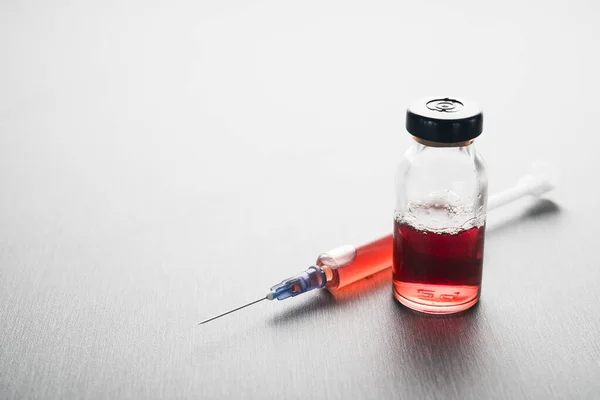 Photo Rapprochée Une Ampoule Avec Médicament Rouge Seringue Sur Table — Photo