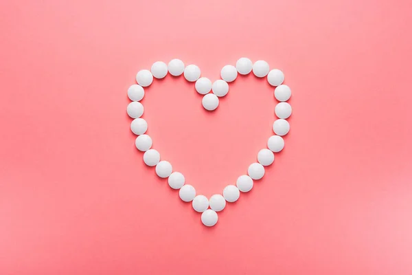 Белое Сердце Таблеток Таблеток Розовом Пастельном Фоне Вид Сверху — стоковое фото