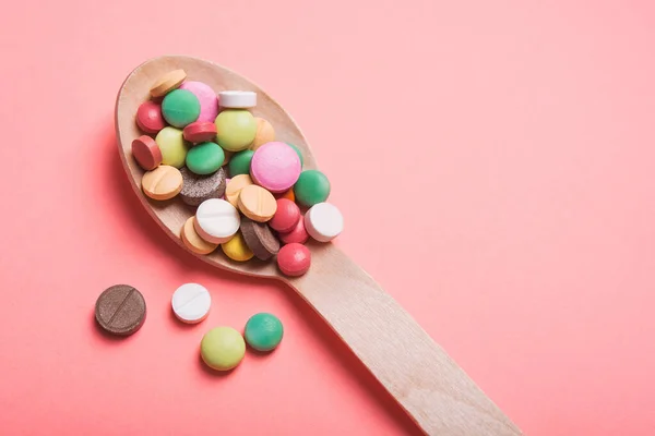 Cucchiaio Legno Con Pillole Medicinali Compresse Uno Sfondo Rosa Pastello — Foto Stock