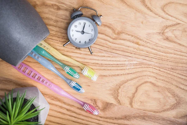 Tandenborstel Houder Met Klok Concept Van Het Reinigen Verzorgen Van — Stockfoto