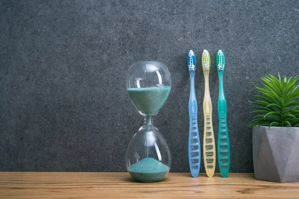 Tandenborstels Met Zandloper Een Badkamertafel Tandheelkundige Verzorging Hygiëne — Stockfoto