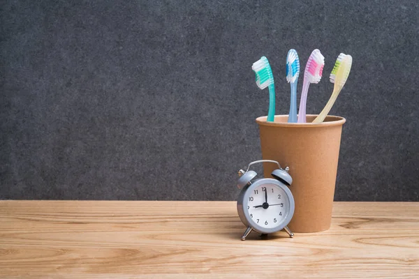 Diş fırçasını saatin yanında tut. İskandinav banyosunda diş temizliği ve bakımı kavramı.
