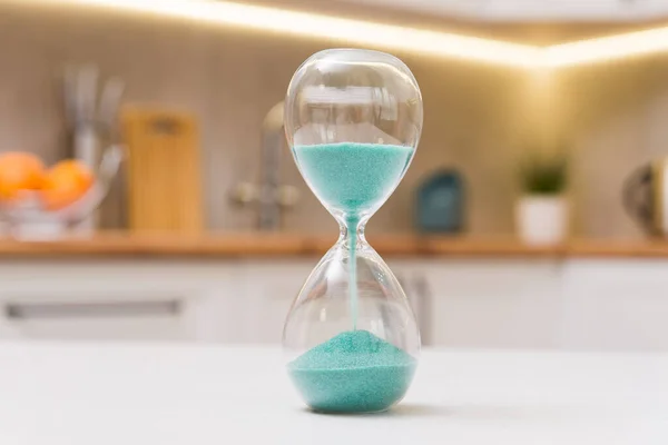 Sluiten Van Zandloper Een Witte Houten Tafel Met Defocus Keuken — Stockfoto