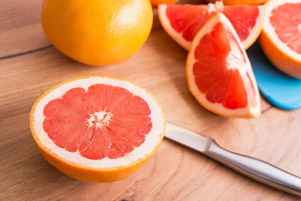 Close Van Rauwe Biologische Grapefruitstukjes Een Houten Keukentafel — Stockfoto